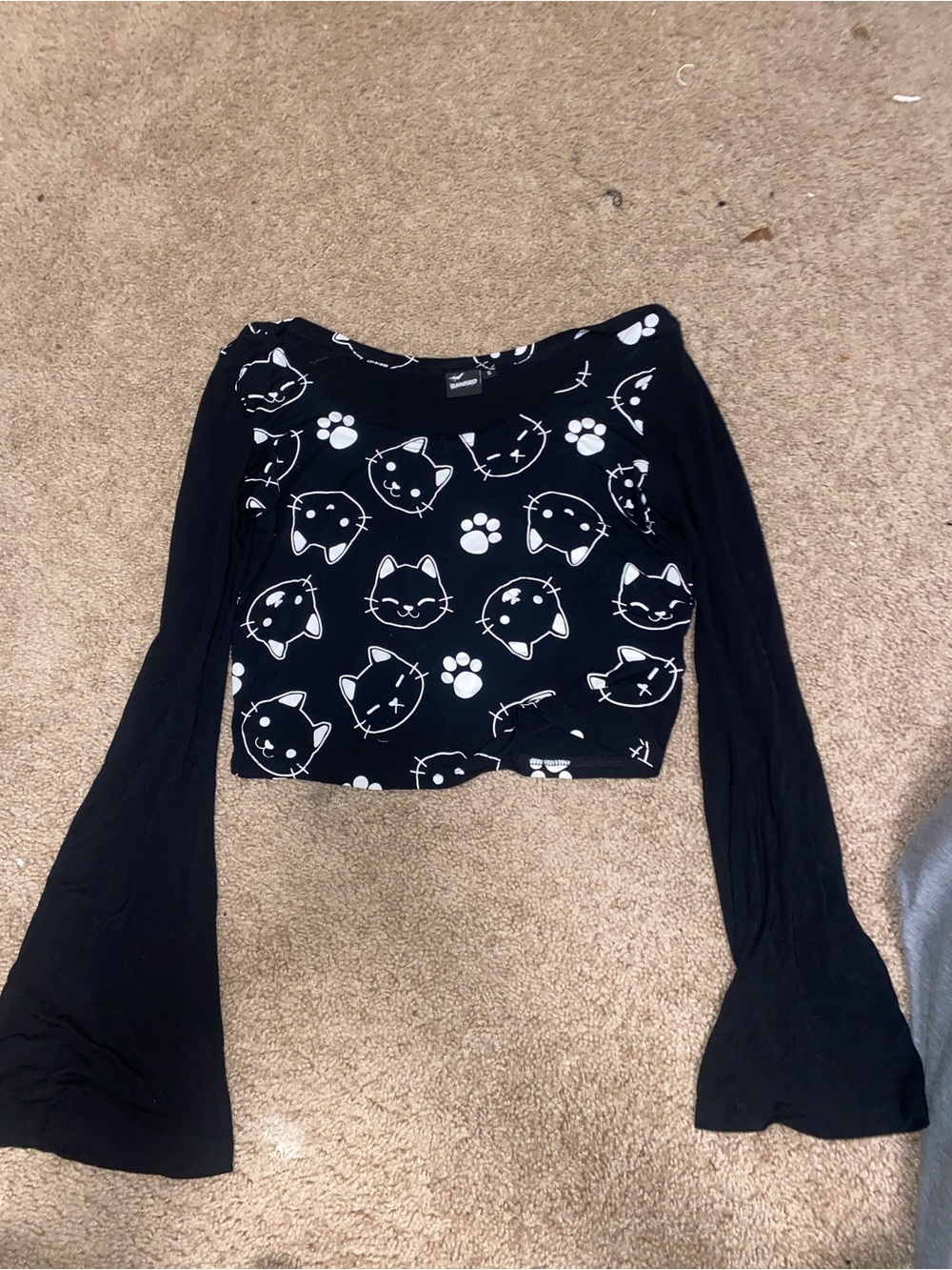 Black Cat Print Long-Sleeve Crop Top
